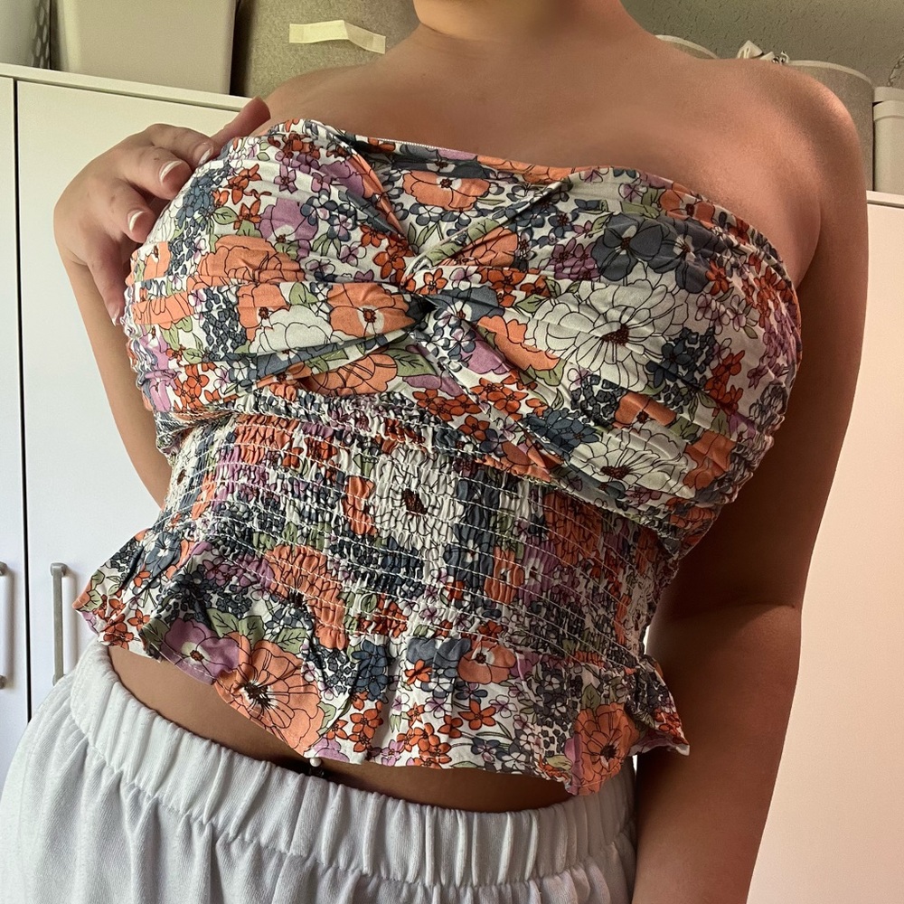 Floral print flattering shirt with straps to hold up the girls